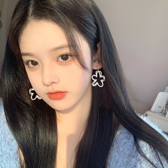 Brand New Earring - Picture 2 of 5